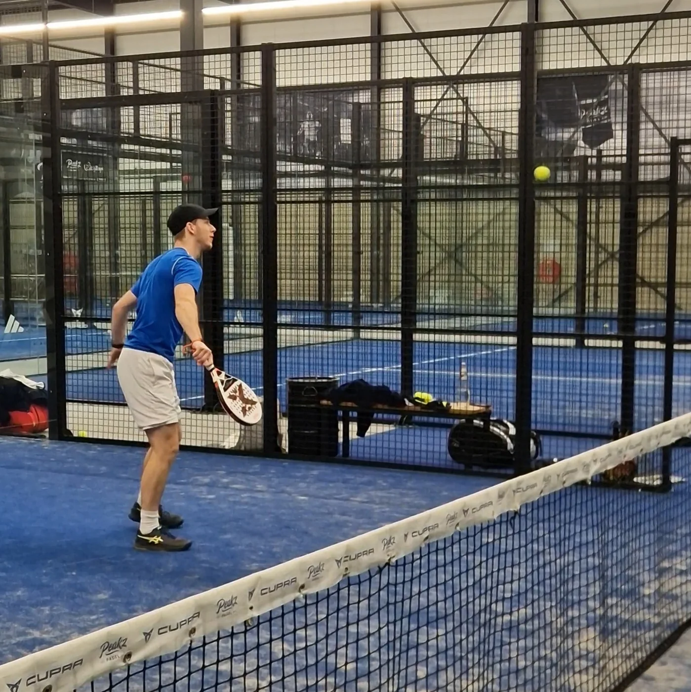 Timo speelt een volley op de padelbaan